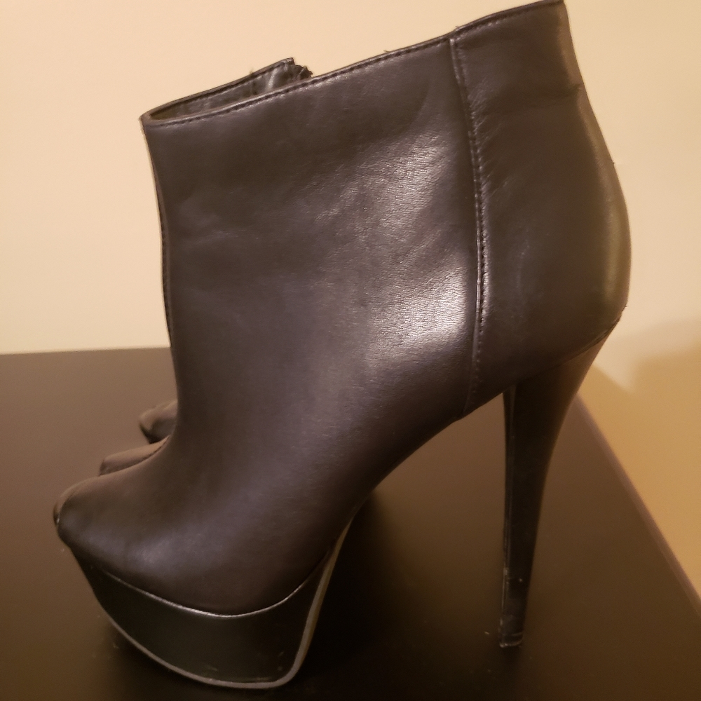 Gianni Bini platform booties